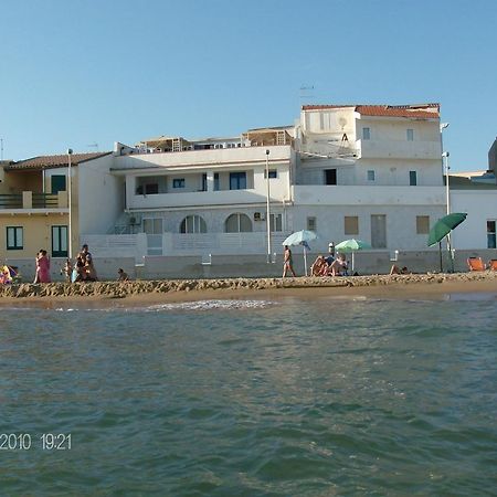 סנטה קרוצ'ה קמרינה Plaza Beach Hostel מראה חיצוני תמונה