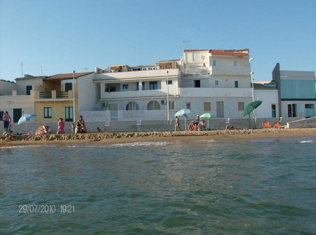 סנטה קרוצ'ה קמרינה Plaza Beach Hostel מראה חיצוני תמונה