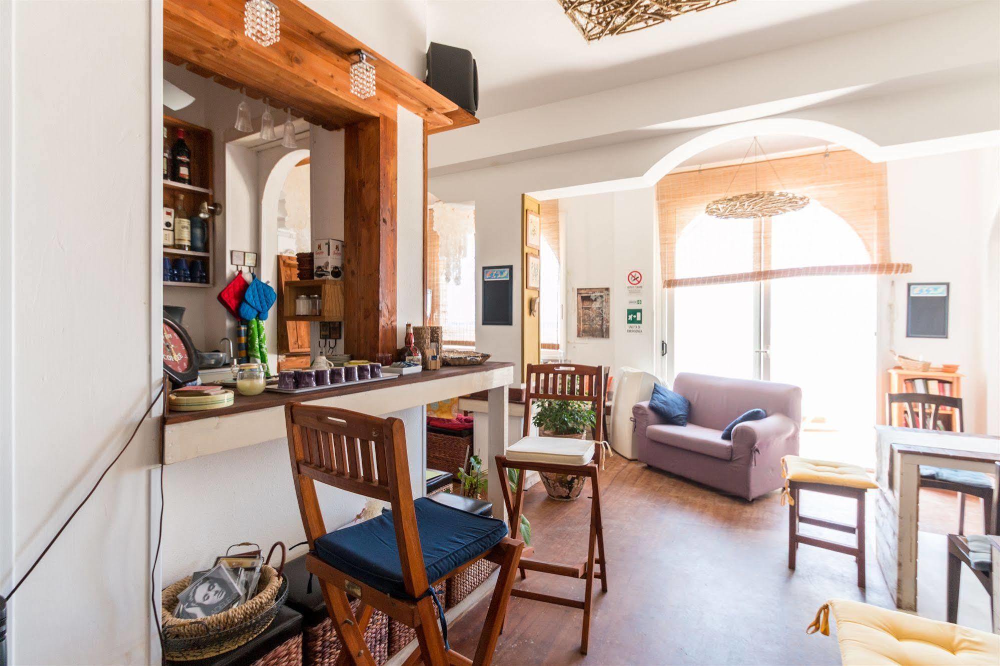 סנטה קרוצ'ה קמרינה Plaza Beach Hostel מראה חיצוני תמונה