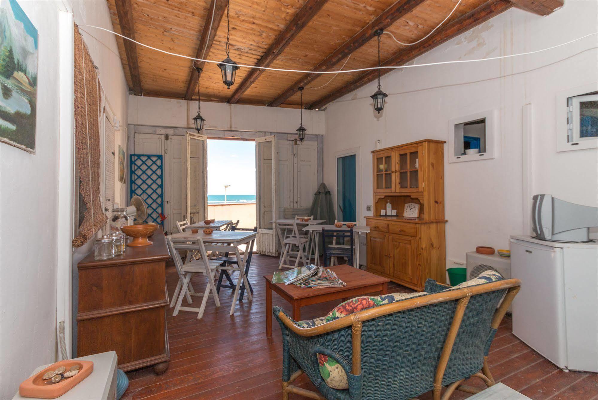 סנטה קרוצ'ה קמרינה Plaza Beach Hostel מראה חיצוני תמונה